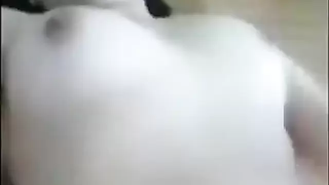 Киргизка с набухшими сосками дрочит киску